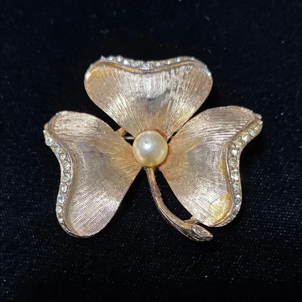 Elegant vintage 1950’s ART Gold Flower Brooch with Pearl Accent